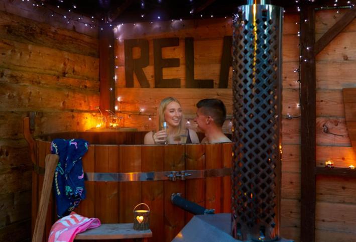 Camping Pinewood Park - Tipis, Hot Tubs And 4*