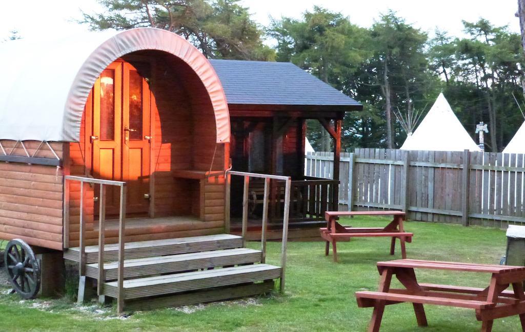 Pinewood Park - Tipis, Hot Tubs And 4* Скарборо