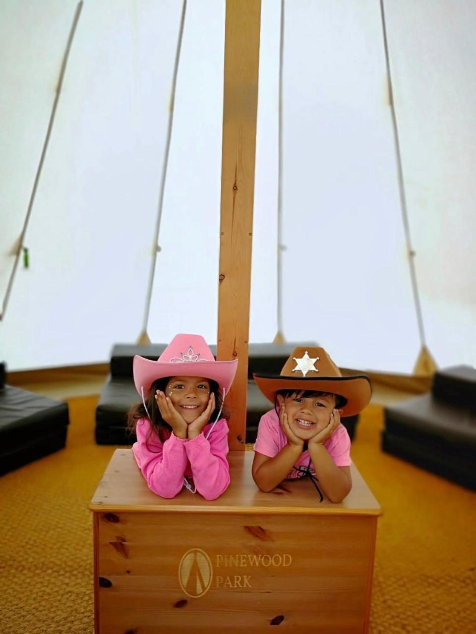 Pinewood Park - Tipis, Hot Tubs And Скарборо